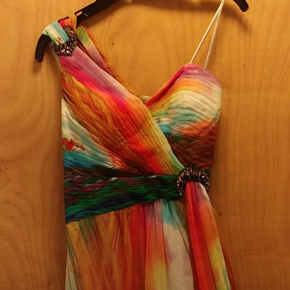 This vibrant dress is looking for it's Princess - Picture 2 of 10
